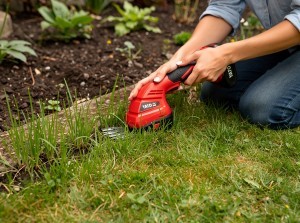 Žirklės gyvatvorėms ir žolei akumuliatorinės 18V 2Ah su pakrovėju YT-828357 YAT