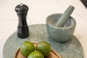 Druskos ir pipirų malūnėlis 16 cm medinis, malūnėlis keramikinis Maku 610480