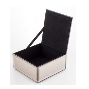 Dėžutė stiklinė ruda su metaliniu papuošimu 7x12x12 cm 136718