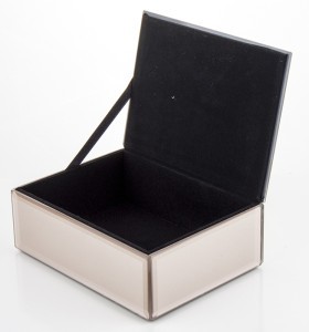 Dėžutė stiklinė ruda su metaliniu papuošimu 7x16x12 cm 136719