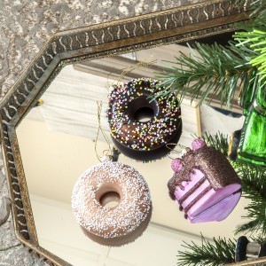 Eglutės papuošalas stiklinis Spurga kreminė 9.3x3.2 cm Ornaments KLD