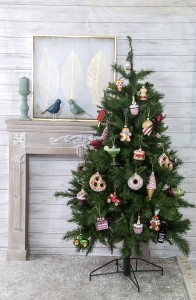 Eglutės papuošalas stiklinis Spurga kreminė 9.3x3.2 cm Ornaments KLD