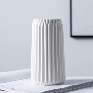 Vaza keramikinė 9x20 cm baltos sp. CV-003-3