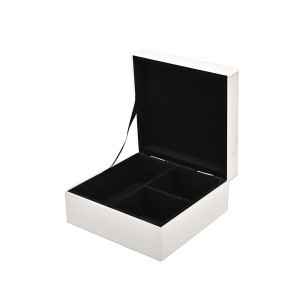 Dėžutė stiklinė balta su kristalais 15x15x7.5 cm SP3398JB Sophia Widdop