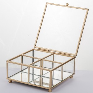 Dėžutė stiklinė su skyreliais aukso spalvos 6.5x13.5x13.5 cm 35837