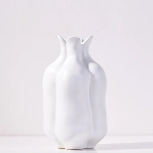 Vaza keramikinė baltos sp. 11x11x22 cm HR-V008