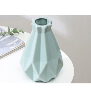 Vaza plastikinė H20 cm 1,5 l (spalvų mix) 27280