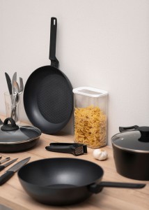 Keptuvė D28 cm nelimpanti, kaltinis aliuminis Maku 639227