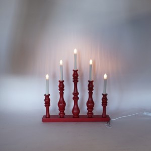 Žvakidė su 5 LED žvakėmis medinė, raudonos spalvos 40x43x5 cm 103643