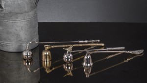 Žvakių gesiklis metalinis sidabro spl. 31x 4 x5.5 cm